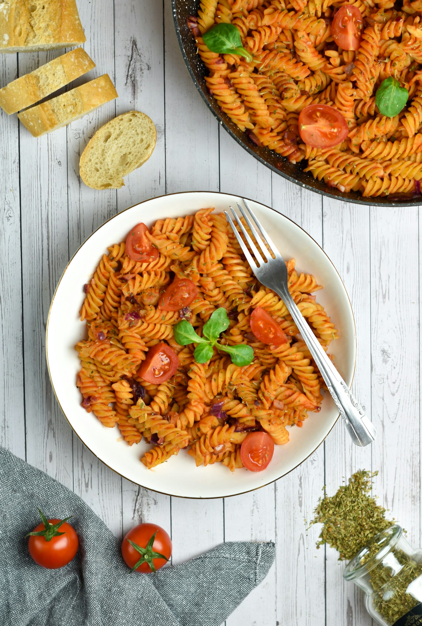Massa fresca com molho e ervas