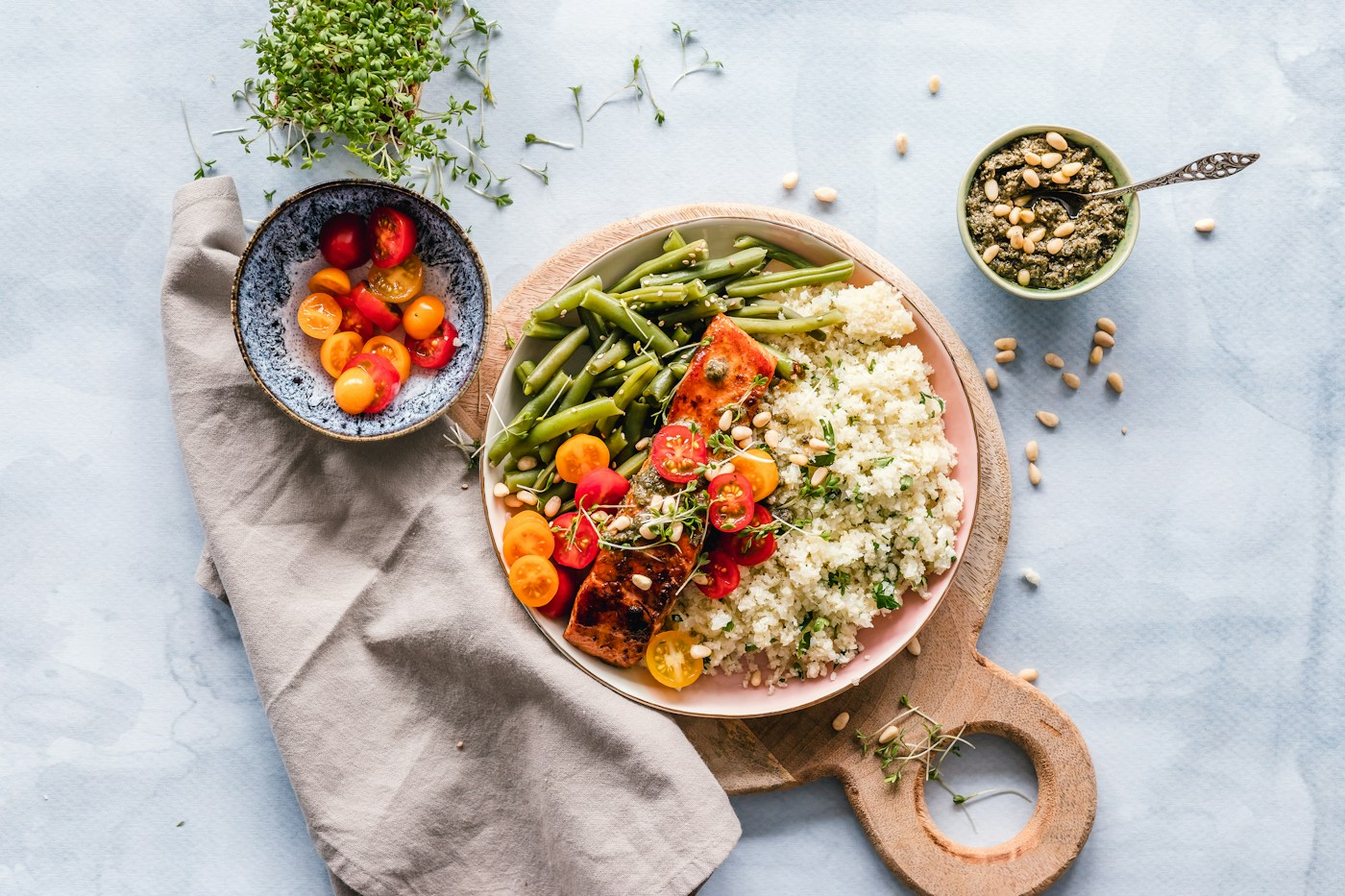 Prato colorido com ingredientes frescos, ervas e vegetais